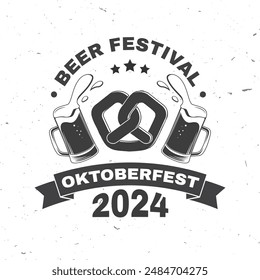 Logotipo de Oktoberfest o diseño de insignia. Vector. Taza de cerveza con pretzel. diseño tipográfico de Antiguas