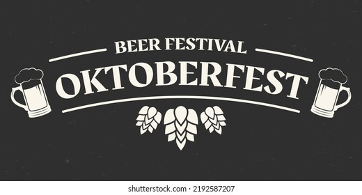 Cartel de texto de Oktoberfest. Diseño del logo del festival de cerveza bávaro. Alemán, plantilla de tipografía del festival de octubre con tazas de cerveza y malta. Ilustración vectorial.