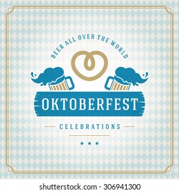 Oktoberfest pôster vintage ou cartão de saudação e fundo texturizado. Celebração do festival da cerveja. Ilustração vetorial.