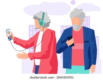 Viejo pareja familiar hombre y mujer comunicándose usando un teléfono inteligente escuchando música. Personas mayores hablando, charlando, enviando mensajes, chismoreando sobre temas de redes sociales con dispositivos digitales modernos