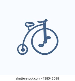 Vieja bicicleta con un icono de esbozo vectorial de gran rueda aislado en el fondo. Bicicleta antigua dibujada a mano con un icono de gran rueda. Vieja bicicleta con un icono de sketch de ruedas para infografía, sitio web o aplicación.