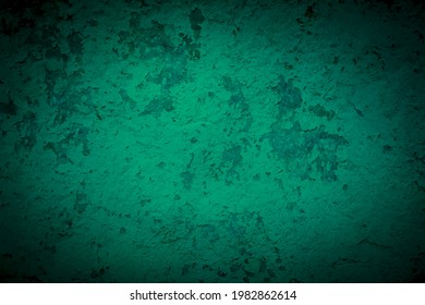Alte dunkeltürkisfarbene Wand in Flecken, Risse, Flecken. Grüne gemalte Betonwand im abstrakten Grunge-Stil. Grunge-Loft-Hintergrundstruktur für Hintergründe, Porträts, Poster.