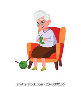 abuela vieja tejiendo medias para nieta en el vector de dibujos animados de la casa. abuela vieja tejiendo medias para nieta en el personaje de la casa. ilustración de dibujos animados planos aislados