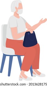 Vieja con máscara facial de color semiplano de carácter vector. Sentado. Persona de cuerpo entero sobre blanco. Pacientes de edad avanzada aislados ilustraciones de estilo de dibujos animados modernos para diseño gráfico y animación