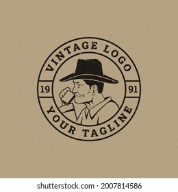 concepto de logo de anciano con agua potable en vectores de estilo de arte retro vintage, para el negocio de cafés restaurante