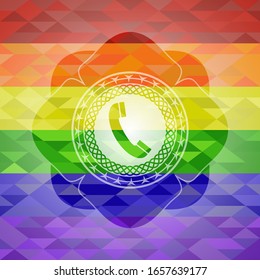 icono del viejo teléfono dentro del emblema sobre fondo de mosaico con los colores de la bandera LGBT