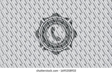 icono de un viejo teléfono dentro del emblema de plata o placa. Patrón de escalas. Ilustración vectorial. Detallado.