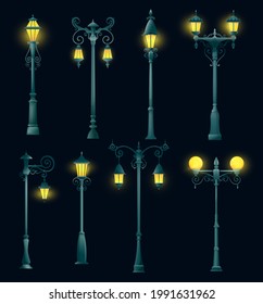 Columna de luz de calle antigua y farola, luz de calle aislada y farola. Linternas retro vectoriales en postes de acero con falsificación ornamental, iluminación urbana, objetos de diseño urbano, lámparas amarillas luminosas