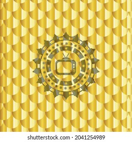 televisión antigua, icono de televisión dentro de una insignia dorada brillante. Patrón de escalas. Ilustración vectorial. Detallado. 