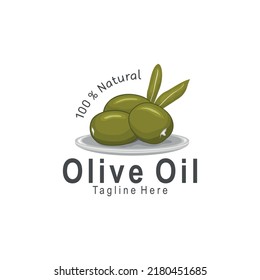 Aceite de oliva. Tres plantillas de semillas de oliva en una placa