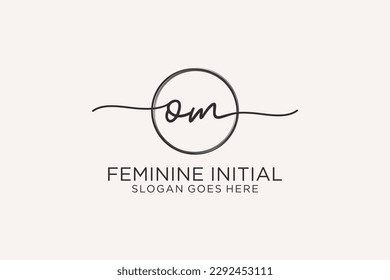 Logo de escritura a mano de OM con el logotipo del vector de plantilla de círculo de la firma inicial, boda, moda, floral y botánica con plantilla creativa.