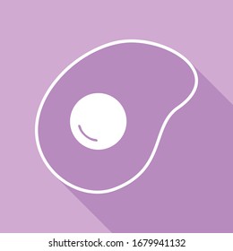 Omeletschild. Flach gestaltetes Stilsymbol. Weißes Symbol mit langem Schatten auf violettem Hintergrund. Illustration.