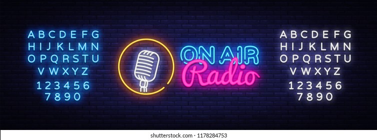 En el vector de logotipo Neon de la radio aérea. En el letrero de neón de Air Radio, plantilla de diseño, diseño moderno de tendencia, señalización de neón nocturno, publicidad nocturna brillante, banner luminoso, arte ligero. Vector. Editar signo de neón de texto