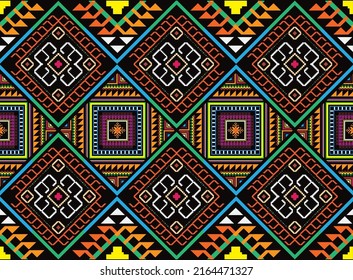 En un fondo azul oscuro de medianoche, un patrón geométrico étnico con un diseño oriental. abstracto geométrico tradicional en rosa, blanco, amarillo y verde para la artesanía de papel tapiz, alfombras, prendas de vestir,
