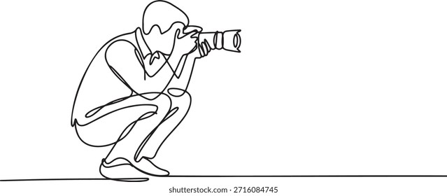 Un dibujo de arte lineal continuo de un fotógrafo masculino. Hombre que dispara con la cámara, posición agachada. Contorno negro sobre fondo transparente. Fotógrafo de Profesional con lente de cámara digital. Afición creativa, ocupación o deporte.
