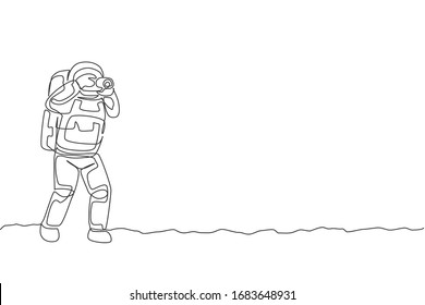 One continuous line drawing of astronaut doing photography with dslr camera in moon cosmic galaxy. Outer space hobby and lifestyle concept. Dynamic single line draw design vector graphic illustration