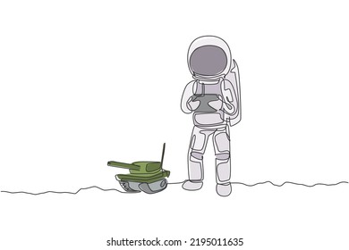 Un dibujo continuo de una línea de astronauta jugando control de radio de tanques de guerra en una galaxia cósmica de la luna. Hobby en el espacio ultraterrestre y concepto de estilo de vida. Ilustración gráfica de diseño de trazos de línea única dinámica