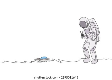 One continuous line drawing of astronaut playing speed boat radio control in moon cosmic galaxy. Outer space hobby and lifestyle concept. Dynamic single line draw design vector graphic illustration