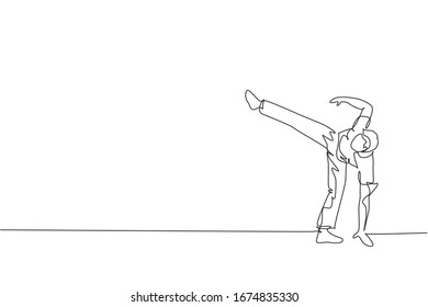 Eine durchgehende Zeichnung des jungen brasilianischen Kampfflugzeugs, der Capoeira am Strand trainiert. Gesundes traditionelles Kampfsportkonzept. Dynamische Vektorillustration für Einzelzeilenzeichnung