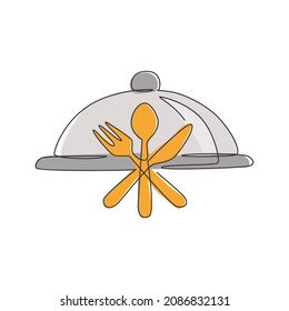 Un dibujo continuo de la cubierta de la bandeja de alimentos con tenedor, cuchara y cuchillo para el emblema del logotipo del restaurante. Concepto de plantilla de logotipo de café de lujo. Ilustración vectorial de diseño de trazos de línea única moderna
