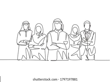 Un grupo continuo de dibujo de jóvenes musulmanes y empresaria multiétnica se alinean juntos. pañuelo islámico de ropa, keffiyeh, traje de hijab. Ilustración vectorial de diseño de líneas simples