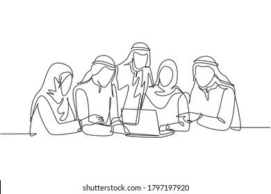Eine fortlaufende Zeichnungsgruppe von jungen Muslim-Marketing-Managern, die Strategie zur Steigerung des Produktumsatzes sprechen. Islamische Kleidung Kandura, Schal, Hijab. Vektorgrafik-Design für einzelne Linien