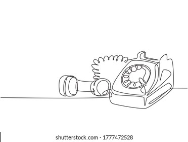 One Continuous Line Drawing Of Old Vintage Antique Analog Desk Telephone To Communicate. Retro Classic Telecommunication Device Concept Single Line Draw Design Graphic Vector Illustration