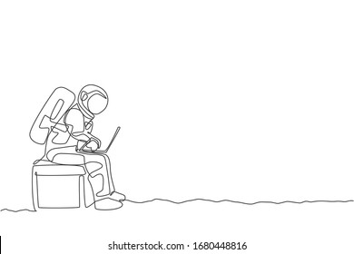 Un dibujo de línea continua de un hombre espacial sentado en una silla mientras escribe en un portátil. Oficina de negocios astronauta con concepto de espacio profundo. Ilustración vectorial de diseño de línea única dinámica