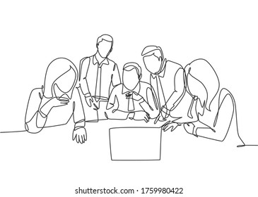 One continuous line drawing of team workers listening boss direction via teleconference on laptop at the office. Online meeting seminar concept. single line draw graphic design vector illustration