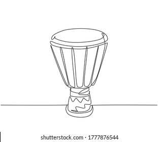 Un continuo dibujo de una línea de tambor étnico africano tradicional, tom-tom. Ilustración vectorial de diseño gráfico de línea única de instrumentos de música de percusión de moda