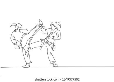 Una línea continua de dos jóvenes talentosas del tren de karateka posan para la pelea de duelos en el centro de gimnasio dojo. Concepto de arte marcial de maestría. Ilustración vectorial de diseño de línea única dinámica