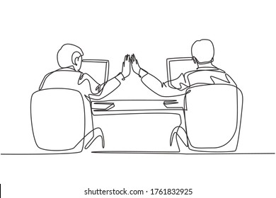 One continuous line drawing of two young happy business men high five when they knew the project running smoothly. Trendy business teamwork concept single line draw design graphic vector illustration