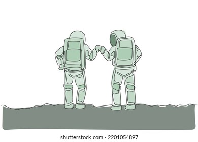 Un dibujo de línea continua de dos jóvenes astronautas felices dando gestos de golpes de puño en la superficie de la luna, vista trasera. El concepto de espacio profundo del hombre espacial. Ilustración gráfica vectorial de diseño de línea única dinámica