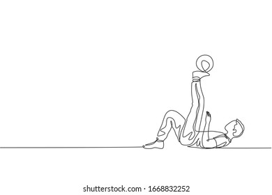 One continuous line drawing of young sporty man soccer freestyler practice hold the ball with toe in the street. Football freestyle sport concept. Dynamic single line draw design vector illustration