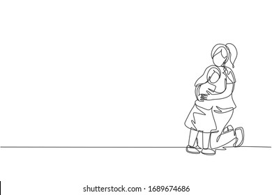 One continuous line drawing of young happy mommy hugging her lovely daughter full of warmth at home. Happy loving parenting family concept. Dynamic single line draw graphic design vector illustration