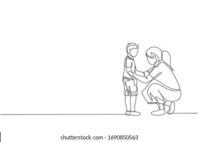 One continuous line drawing of young mother giving some wise advice talk to her son at home, family life. Happy parenting concept. Dynamic single line draw design vector graphic illustration