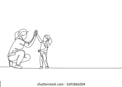 One continuous line drawing of young happy mom giving high five to daughter, celebrate her success for school achievement. Family parenting concept. Dynamic single line draw design vector illustration