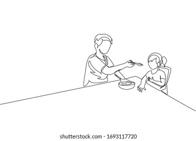 Una línea continua de dibujo de un joven padre alimentando a su hija enferma mientras se sienta en una silla de comedor en casa. Feliz concepto de paternidad familiar. Ilustración vectorial de diseño de línea única dinámica