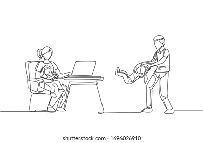 Eine kontinuierliche Zeichnung der jungen Mutter Arbeit tippen auf Laptop und Vater mit der Tochter zu Hause spielen. Fröhliches Familienelternkonzept. Dynamische Vektorillustration für Einzelzeilenzeichnung
