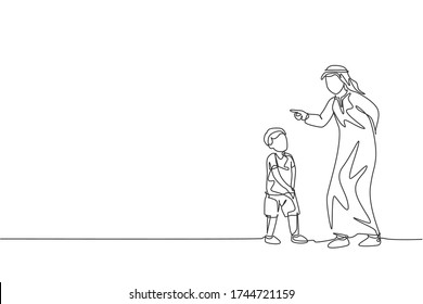 One continuous line drawing of young Islamic father talk and give wise advise to his son not to lie. Happy Arabian loving parenting family concept. Dynamic single line draw design vector illustration