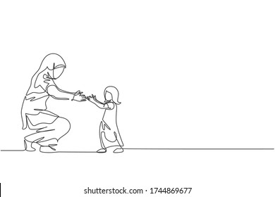 One continuous line drawing of young Islamic toddler daughter learn to walk while mom ready to catch. Happy Arabian muslim parenting family concept. Dynamic single line draw design vector illustration