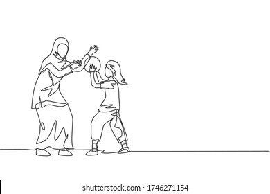 One Continuous Line Drawing Of Young Islamic Mom Playing Basketball With Daughter At Outfield Park. Happy Arabian Muslim Parenting Family Concept. Dynamic Single Line Draw Design Vector Illustration