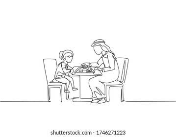 Eine kontinuierliche Zeichnung des jungen arabischen Vaters und der Tochter, die beim Schachspielen eine Denkstrategie verfolgt. Happy islamische muslim Eltern Familienkonzept. Dynamische Darstellung der einzelnen Linien