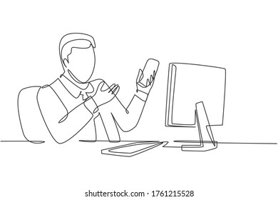 Una línea continua de dibujo de un joven alegre gestor que sostiene un smartphone mientras presenta la cultura y el ambiente de la empresa a su nuevo personal. Ilustración de diseño gráfico de líneas simples de moda