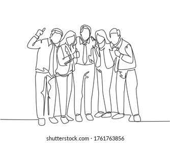 Un continuo dibujo de líneas de hombres y mujeres jóvenes de negocios posando unos abrazándose para celebrar su éxito. Ilustración vectorial de diseño de trazas de líneas únicas para el logro de objetivos empresariales