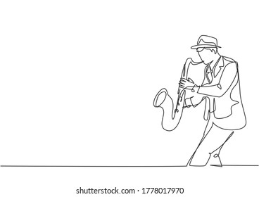 Eine kontinuierliche Zeichnung des jungen glücklichen männlichen Saxophonisten mit Hut, der auf dem Musikkonzert Saxophon spielt. Musikerisches Künstlerperformungs-Konzept, Einzelzeilenzeichnung, Vektorgrafik