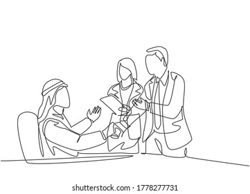 Eine kontinuierliche Zeichnung von jungen Muslim-Manager Handshake, um neue Arbeiter zu gratulieren. Saudi-Arabianische Geschäftsleute mit Shemag, Schal, Keffiyekleidung. Vektorgrafik-Design für einzelne Linien