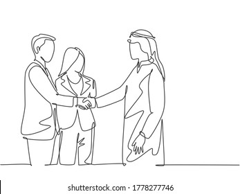 Un dibujo en línea continuo de un joven hombre de negocios musulmán da la mano a su gerente de empresa. Empresarios de Arabia Saudita con ropa de kandura, pañoleta y keffiyeh. Ilustración vectorial de diseño de líneas simples