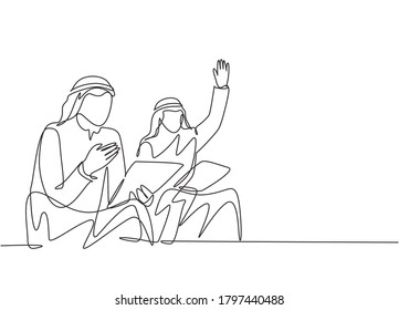 Un dibujo de línea continua de hombres jóvenes hombres de negocios musulmanes participan en el entrenamiento de negocios y levantan la mano para preguntar. Sombrero de ropa islámica, thobe, keffiyeh. Ilustración vectorial de diseño de líneas simples