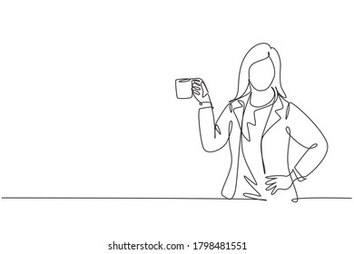 Una línea continua de un joven director de negocios en una suite informal toma una posición de pie mientras toma una taza de café. Ilustración gráfica del diseño de dibujo de vector de línea única para el té de secado